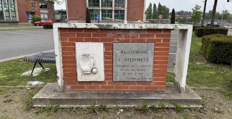 La Stèle Louis Steinmetz en face du Café Le Culturel